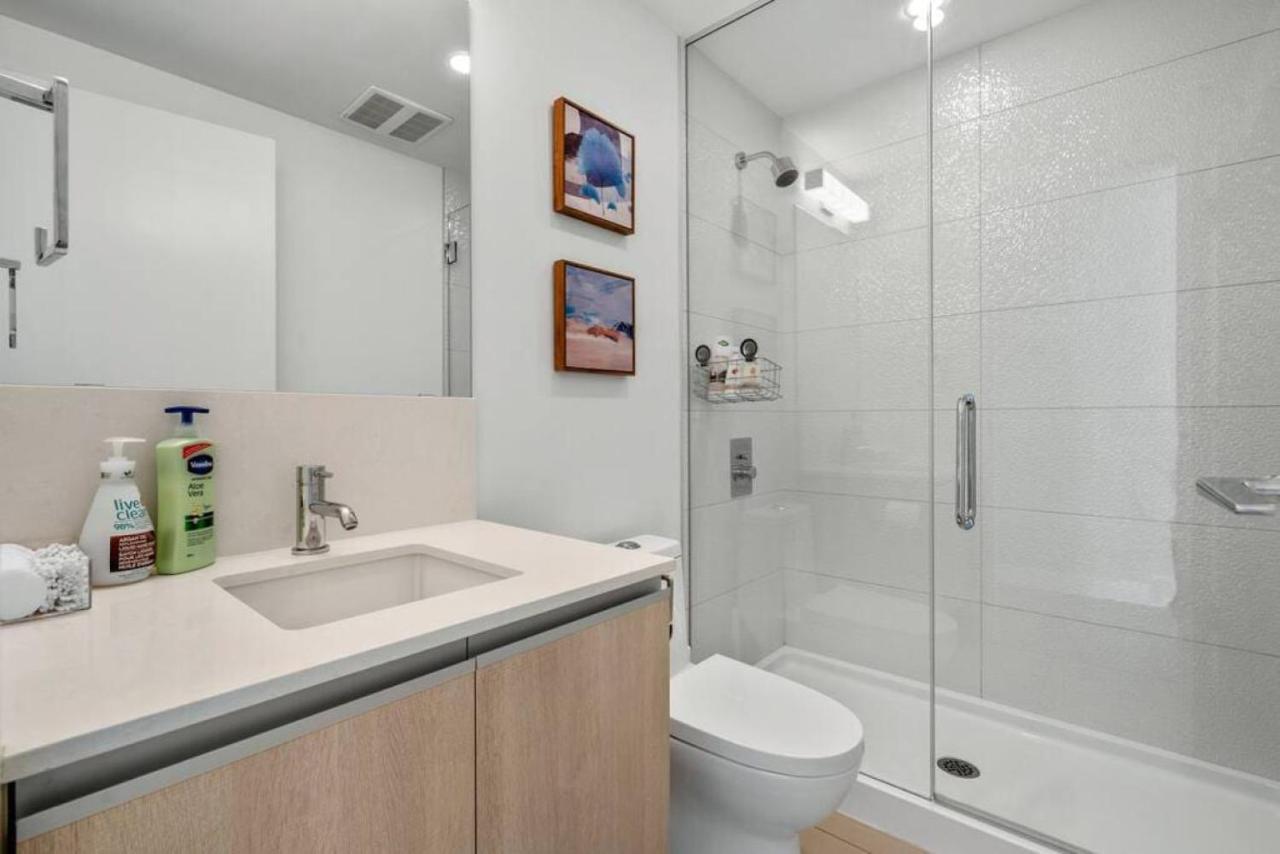 Luxury Apartment On The 9Th Floor Near Stampede, Complimentary Wine, 2 Car Ug Parking Calgary Extérieur photo