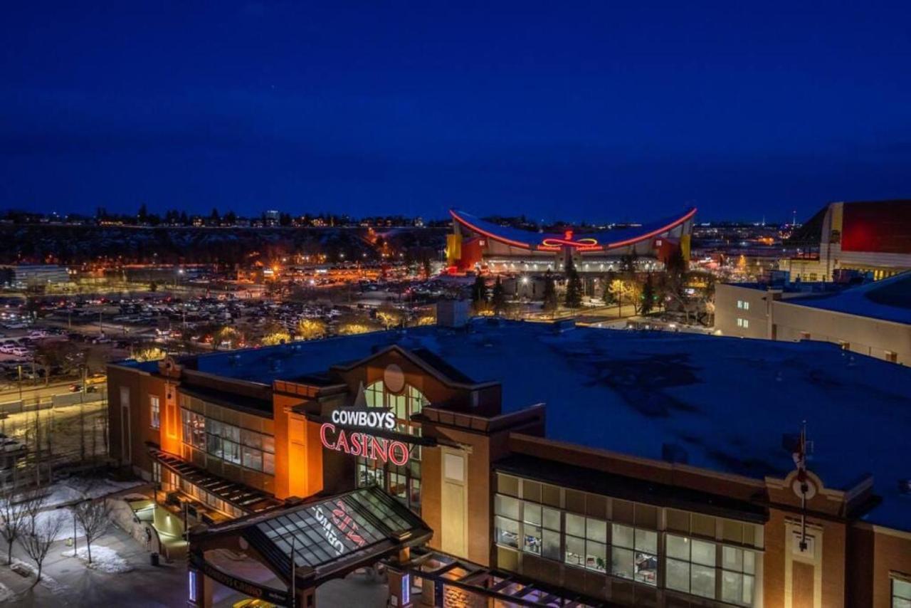 Luxury Apartment On The 9Th Floor Near Stampede, Complimentary Wine, 2 Car Ug Parking Calgary Extérieur photo
