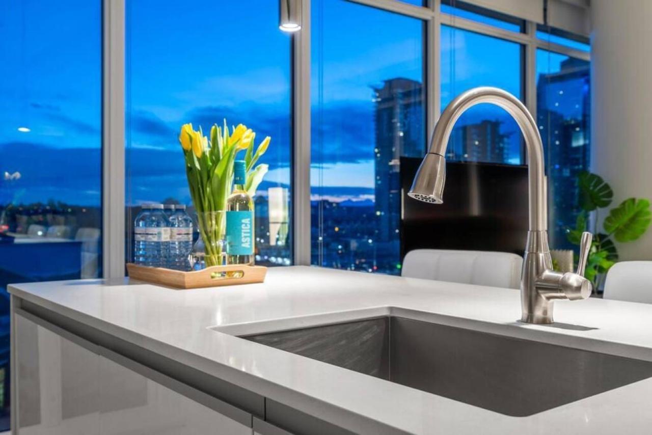 Luxury Apartment On The 9Th Floor Near Stampede, Complimentary Wine, 2 Car Ug Parking Calgary Extérieur photo