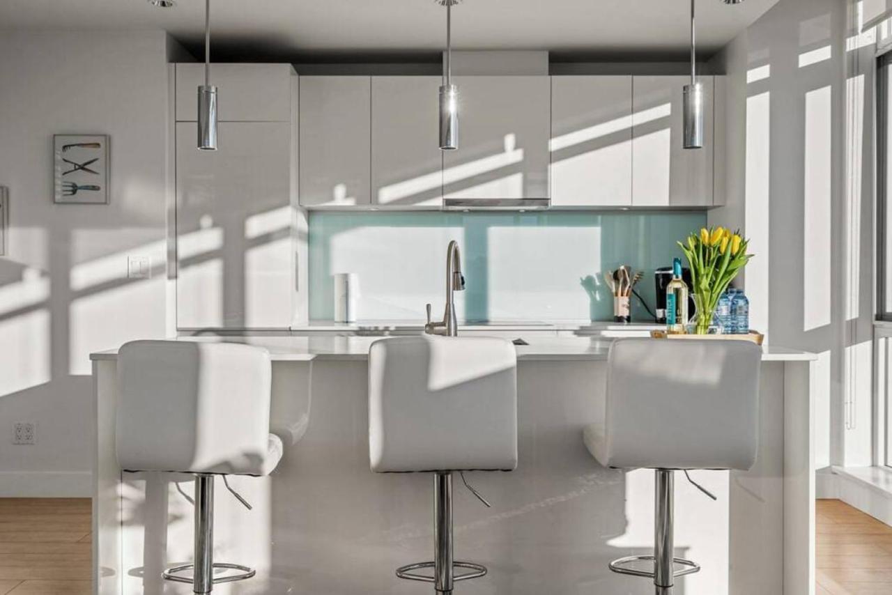 Luxury Apartment On The 9Th Floor Near Stampede, Complimentary Wine, 2 Car Ug Parking Calgary Extérieur photo