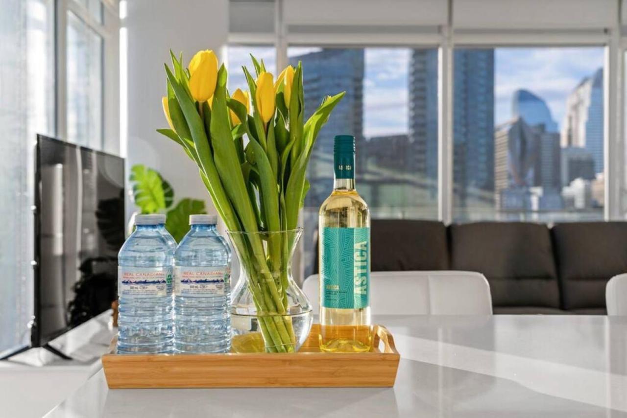 Luxury Apartment On The 9Th Floor Near Stampede, Complimentary Wine, 2 Car Ug Parking Calgary Extérieur photo
