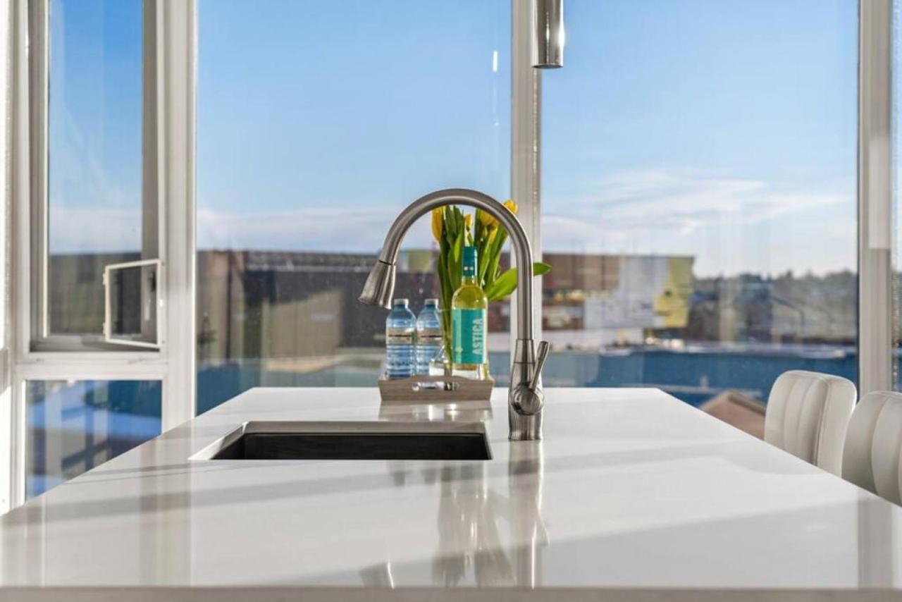 Luxury Apartment On The 9Th Floor Near Stampede, Complimentary Wine, 2 Car Ug Parking Calgary Extérieur photo