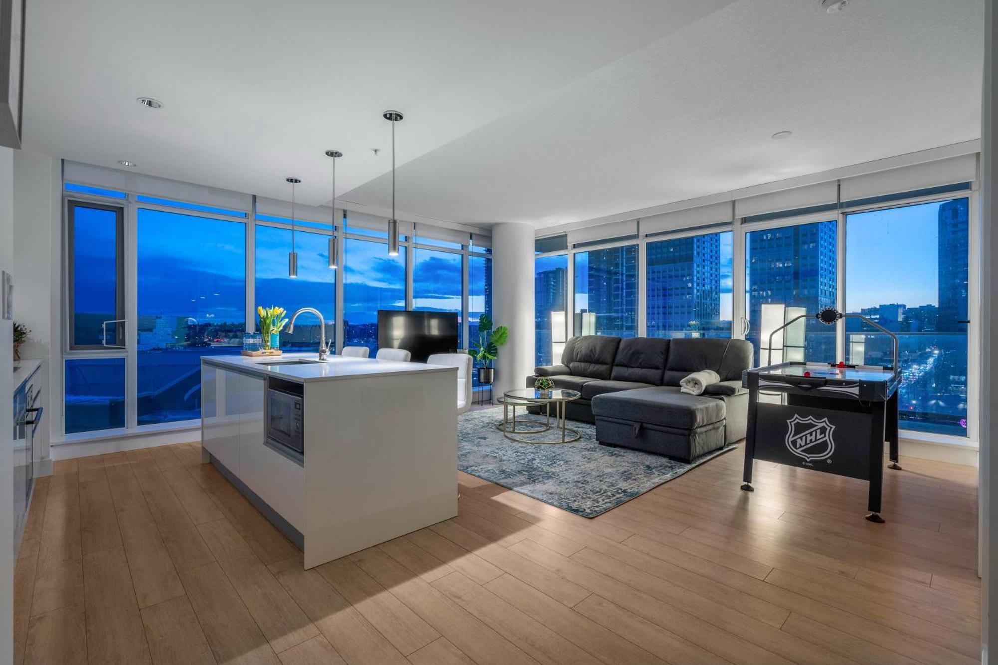 Luxury Apartment On The 9Th Floor Near Stampede, Complimentary Wine, 2 Car Ug Parking Calgary Extérieur photo