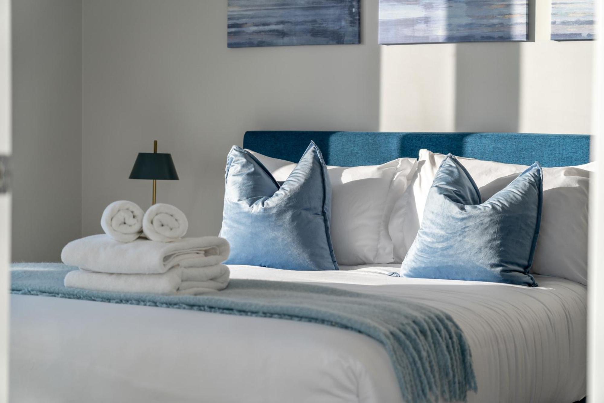 Luxury Apartment On The 9Th Floor Near Stampede, Complimentary Wine, 2 Car Ug Parking Calgary Extérieur photo